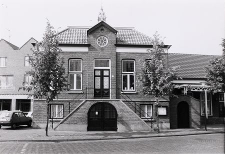 Het raadhuis, gebouwd in 1866-1867 (Collectie PNB, 1989)