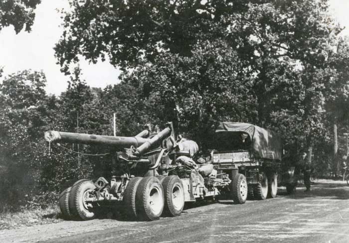 Zware artillerie van het Britse leger in de omgeving van Velp/Grave, 21 sept. 1944 (NIMH, coll. fotoafdrukken Kon. Landmacht nr. 2155_035235) op weg naar Nijmegen