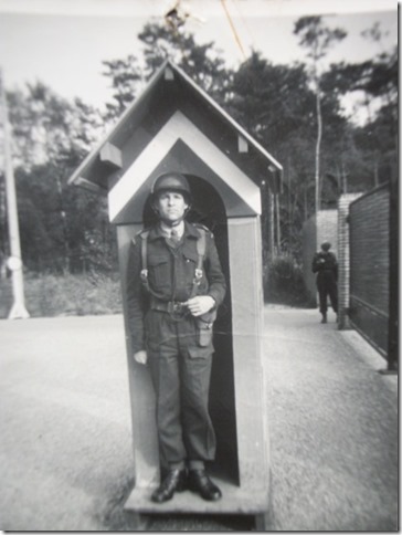 Een militair uit Berghem in 1956 op wacht bij de Juliana van Stolbergkazerne in Amersfoort