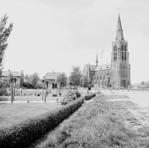 St. Willibrorduskerk, gebouwd in ca. 1500. verbouwd tussen 1900-1903 (foto: JosPé Arnhem, bron: BHIC)