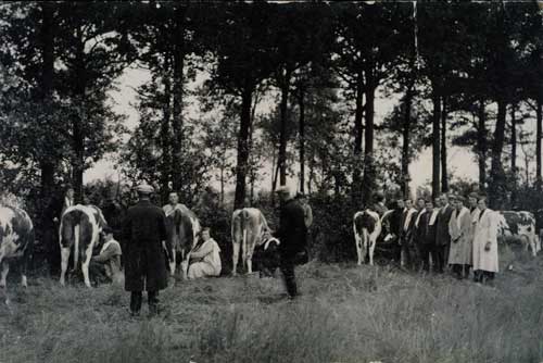 062070 - Landbouw. Deelnemers aan de melkcursus te Berkel-Enschot omstreeks 1930, gegeven door Van Mensvoort