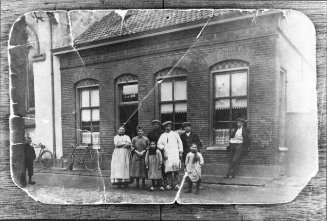 Besoijen Grotestraat Café Hof van Holland van Jan van Loon met familie, Joodse synagoge, ca. 1918-1919