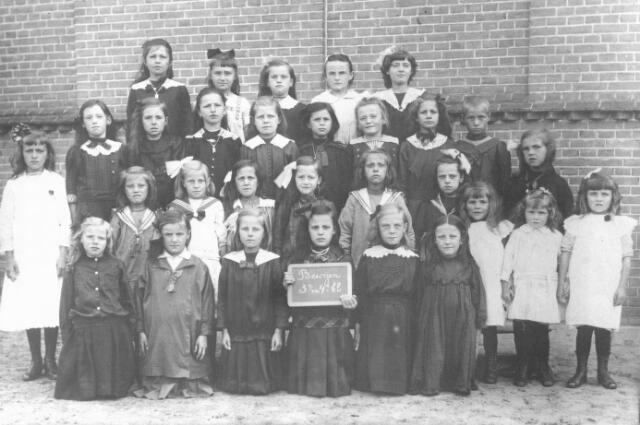 Besoijen Meisjesschool Grotestraat, 1905