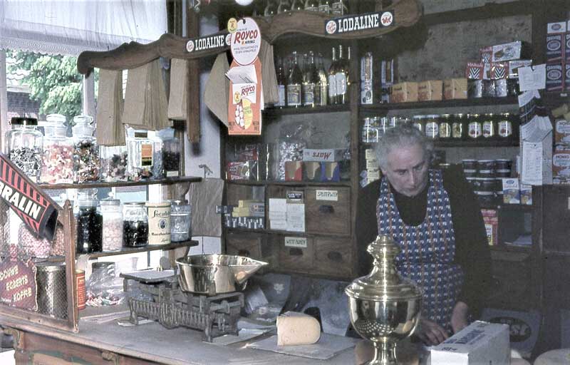 Ida in haar winkel (foto: Rini de Groot, 1965)