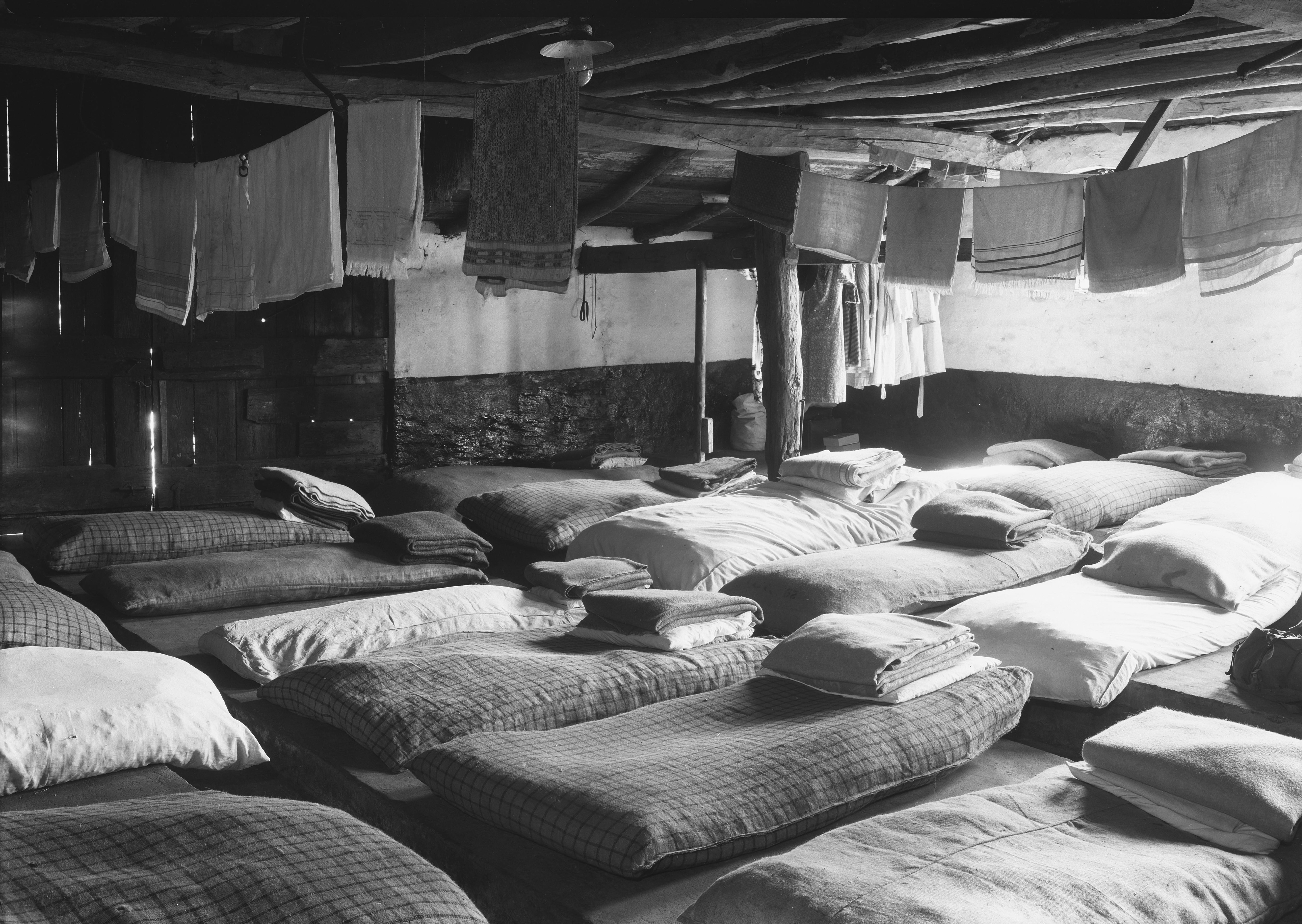 Gidsenkamp, slaapgelegenheid Hal 25, Esch 1949 (foto: Fotopersbureau Het Zuiden, collectie BHIC: FOTOES.0277)