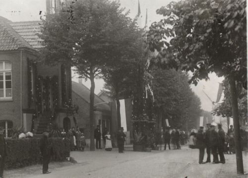 Het raadhuis versierd, waarschijnlijk tijdens het afscheid van b. Bouwens en de inhuldiging van b. Buskens (Juni 1916)