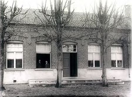 Het raadhuis in het oude schoolgebouw (foto: J.A. Baken, bron: RHCe)