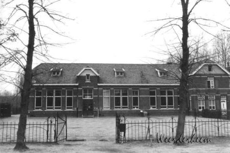 De lagere school, ca. 1920 (bron: HKK Weerderheem)
