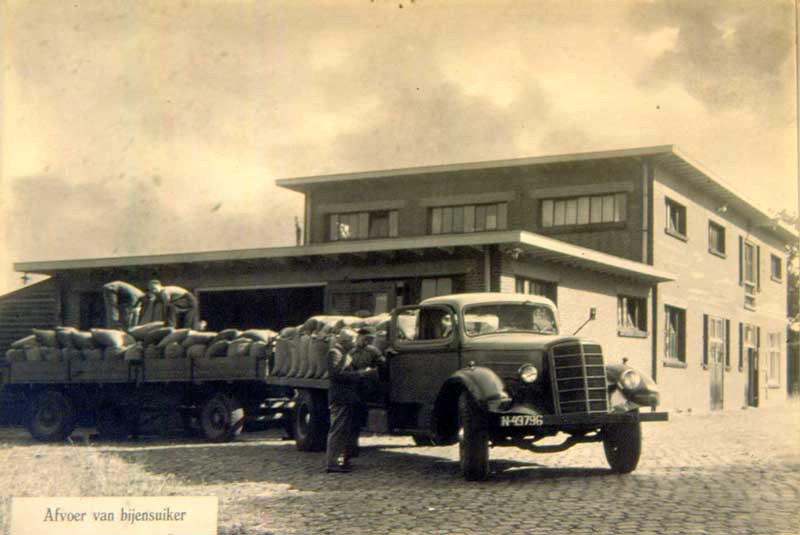 De vrachtwagen van Frans Langenhuizen bij Honingzemerij Het Zuiden (coll. Heemkunde Boxtel)