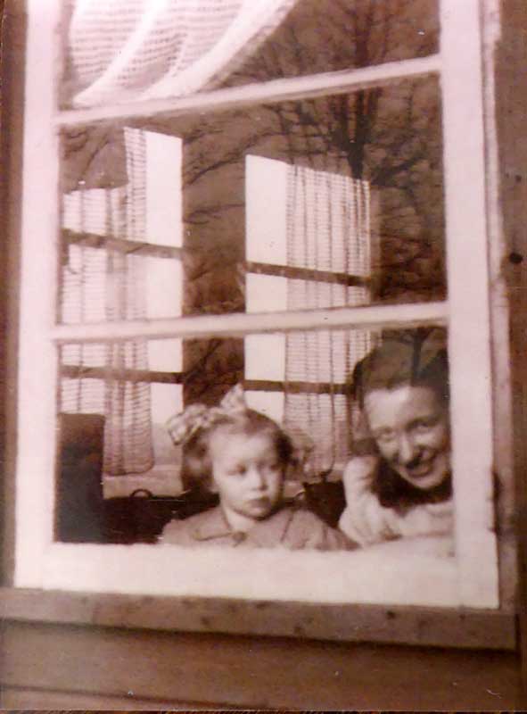 Ria en haar moeder in het houten huisje