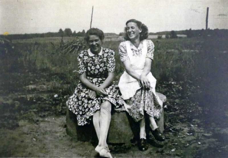 Moeder met haar vriendin en buurvrouw, de moeder van Sjannie, op de rand van de put