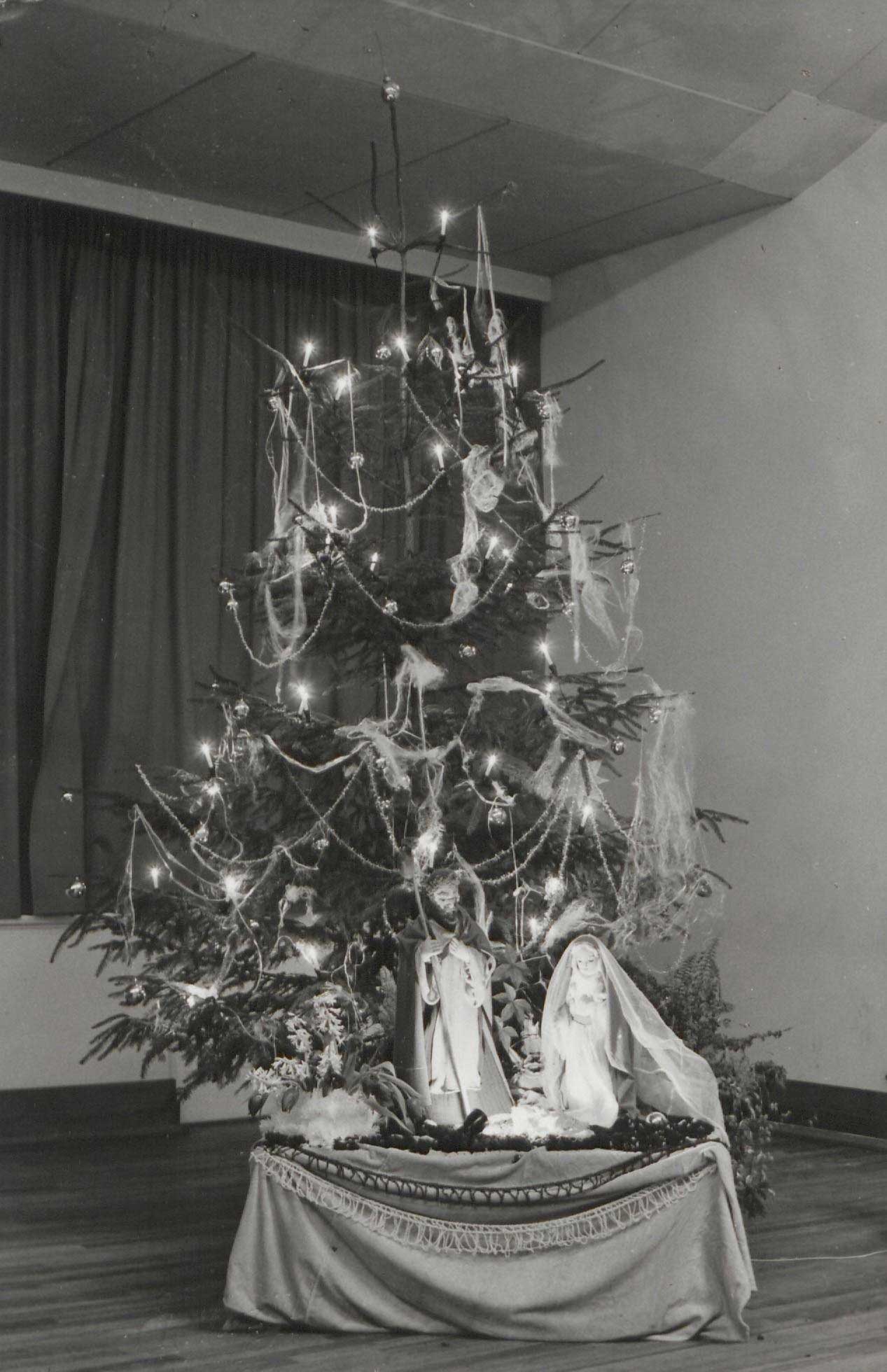 Kerstboom met kerstgroep (foto: © Charles Verzijl. Bron: BHIC, 1906-000475)