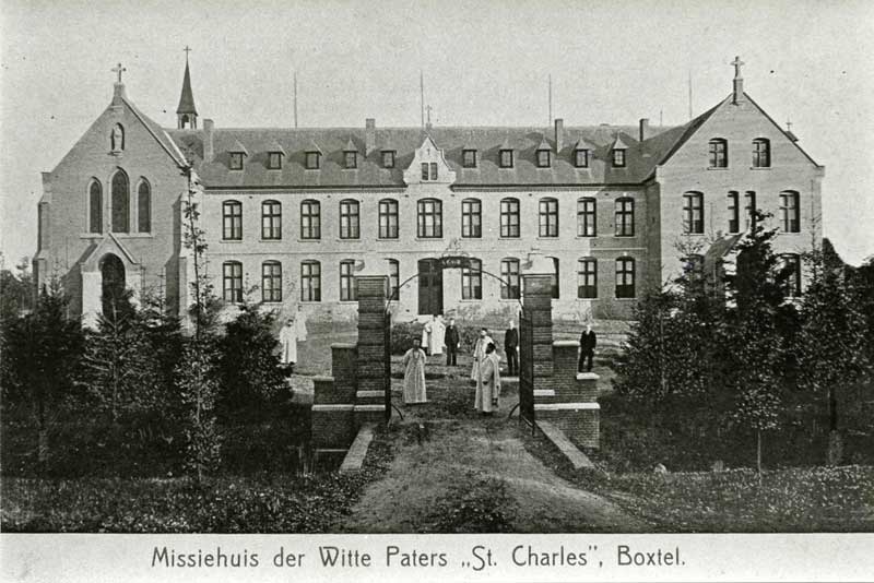 Het missiehuis van de Witte Paters St. Charles na de uitbreiding met het gedeelte rechts van de toegangsdeur, c. 1900 (bron: BHIC, fotonr. 1901-004057)