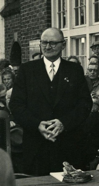 Gemeentesecretaris Van den Hout, 1955 (bron: BHIC, fotonr. 1901-005787)