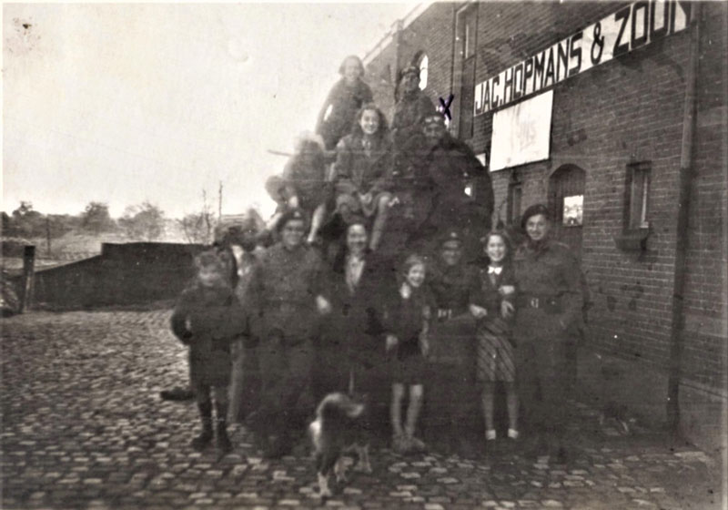 Tommy met de familie en soldaten, 1944 (bron: collectie fam. Roem)
