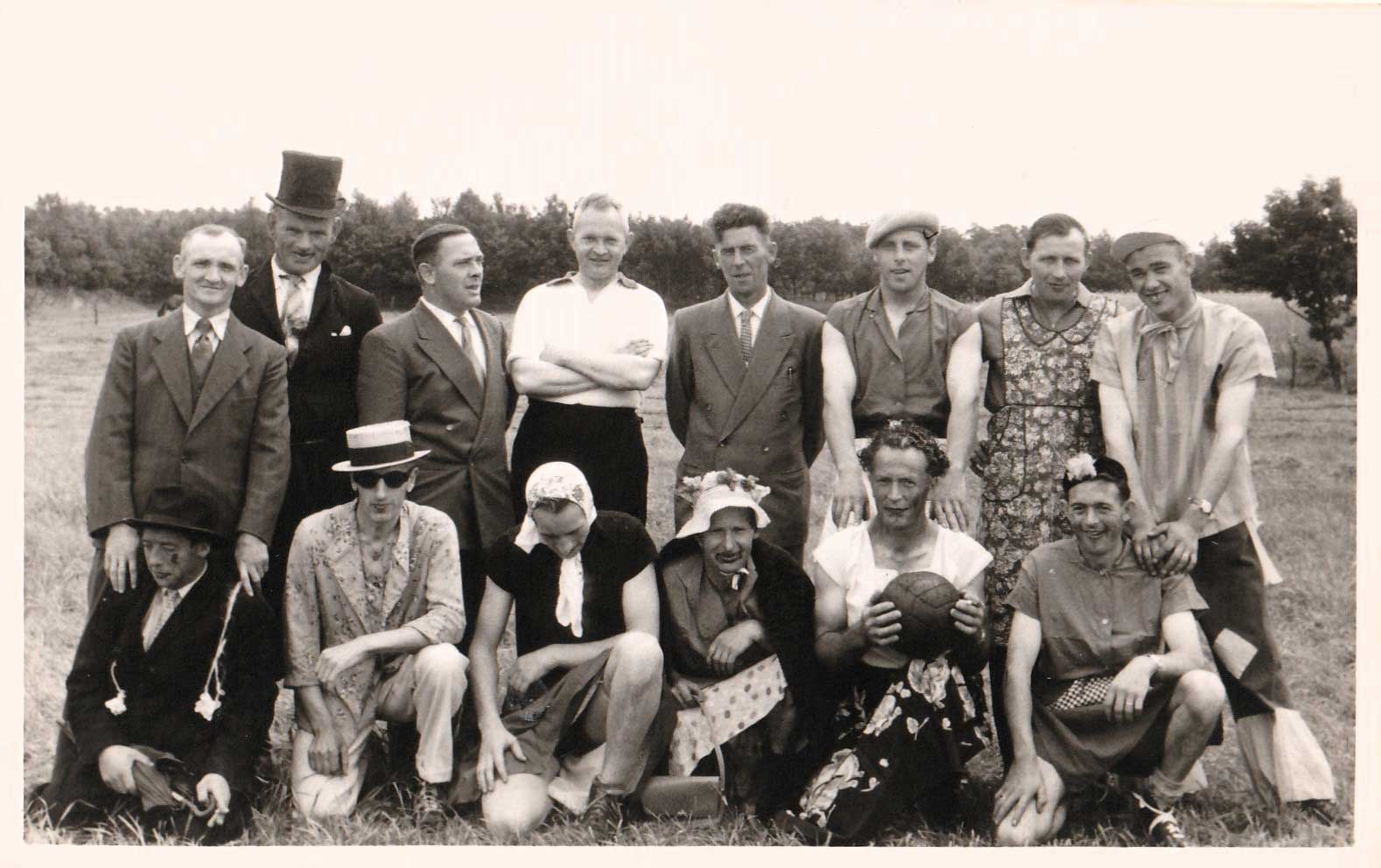 Boven van links naar rechts: Luisterburg, Piet Brand, Thijs Verboven, Kapelaan Oomen, De Waal (van de Duintjes), Piet Snepvangers, Frans Suijkerbuijk, Jan Hertogs.   Onder van links naar rechts: Riekes, De Waal (van de Heimolen), Somers, De Jong, Paul de Rooy, Schuurbiers (bron: 'Leny')