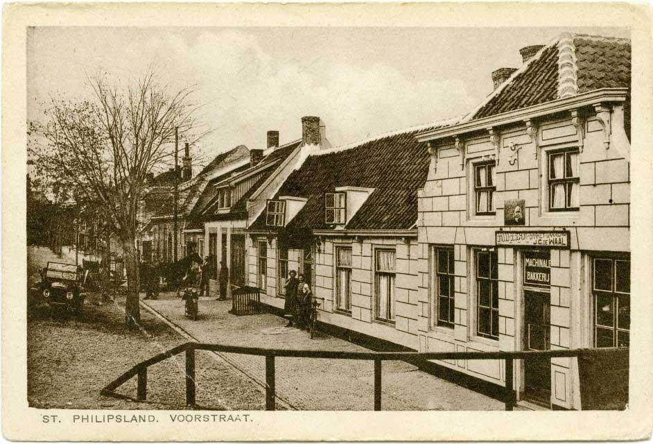 Huis A 4 staat links naast het grote huis op een foto van c. 1935-1939. Het huis staat bij de opgang naar de Zeedijk (prentbriefkaart, S. Ochtman & Zn. te Zierikzee. Bron: Gemeentearchief Tholen, fotonummer PL_002_188)