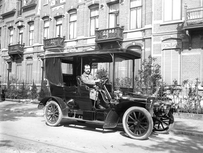 Dhr. Aertnijs, dealer van Darracq bij de woning van Sassen in Breda, 1905. Het rijksnummer is 7 (Collectie Breda's Museum, herkomst Familie Klep, Breda) 