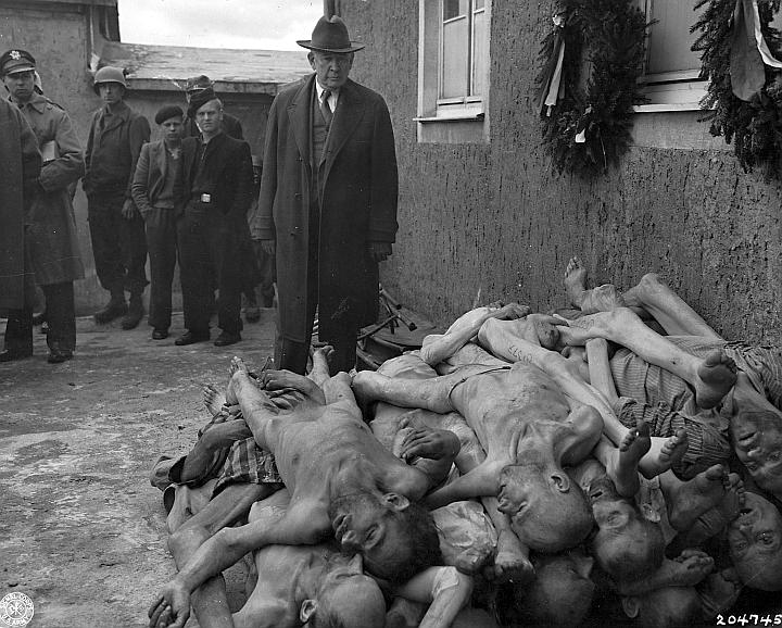 Senator Alben W. Barkley uit Kentucky, lid van de Congrescommissie die de Nazi-wreedheden onderzocht, bekijkt de bewijzen daarvan in het concentratiekamp Buchenwald. Weimar, 24 april 1945. Bron: Wikimedia Commons.