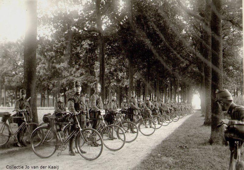 Deel van het 2e regiment wielrijders aangetreden in de Kasteellaan