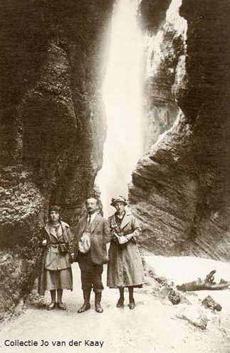 Meester Van der Linden, juffrouw De Vroom en juffrouw Verhulst bij een waterval
