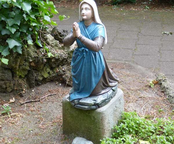 Beeld van Bernadette bij de Lourdesgrot