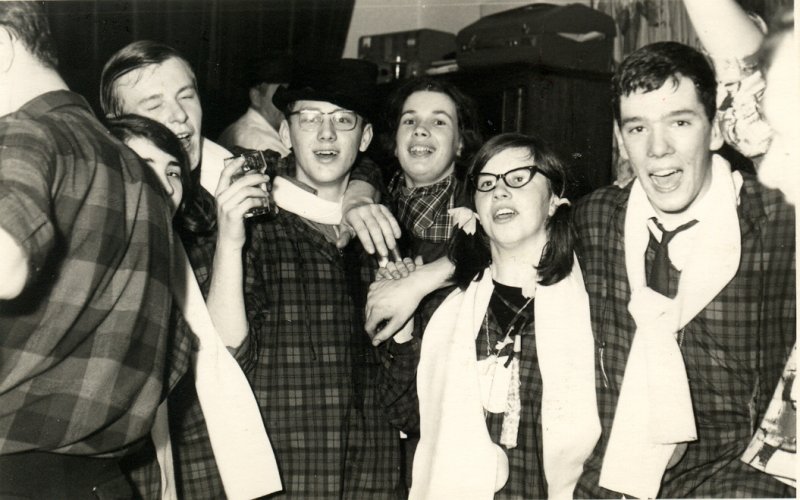 De Kinkeluten van het eerste uur in 1964. Van links naar rechts: Jenny van der Veeken (net zichtbaar), Jan Segeren, Bert Huijben, Nel de Zeeuw, Marlies Oome en Karel Anemaat (Archief Carnavalsvereniging De Kinkeluten)