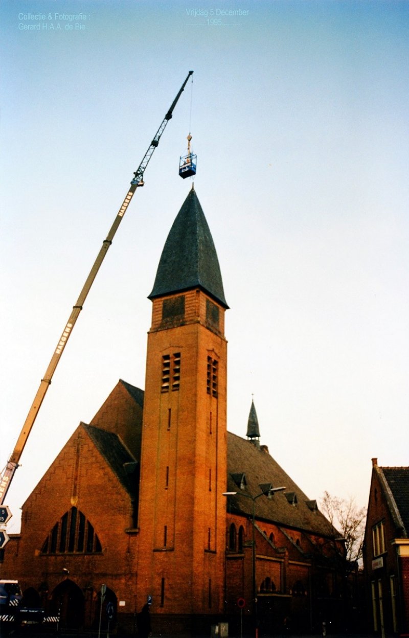 Vrijdag 5 december 1995: wijzerplaten, torenhaan en kruis worden tijdelijk verwijderd​​ (foto: Gerard H.A.A. de Bie)