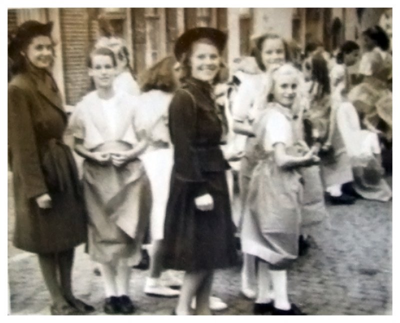 Foto uit familiealbum eind veertiger jaren. Nel van den Broek-Schets (midden) als jeugdleidster bij ‘De Jonge Garde’