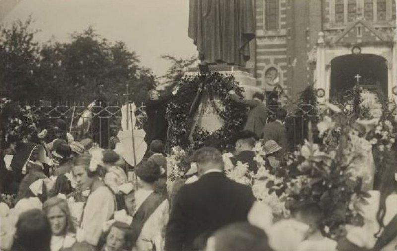 Onthulling van het Heilig Hartbeeld op 15 augustus 1926 (Foto: J. van den Berg-Van Gemert. Bron: West-Brabants Archief)