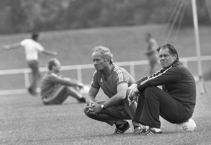 WK voetbal 1974, Nederlands elftal in Hiltrup; rechts trainer Rinus Michels en links Fadrhonc (foto: Rob Mieremet / Anefo. Bron: Nationaal Archief fotonr. 927-3056 via Wikimedia Commons; publiek domein)