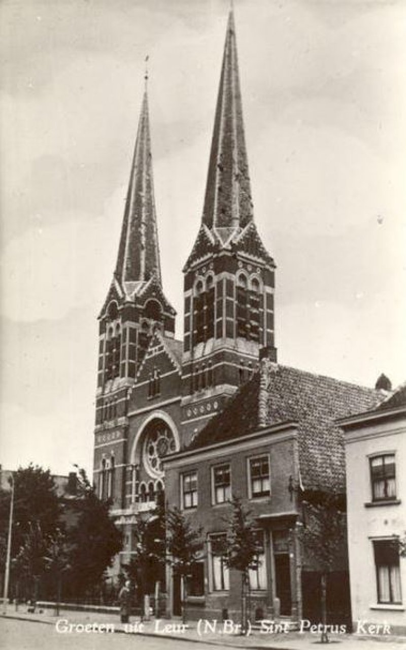 'De Twee Bellen', naast de kerk