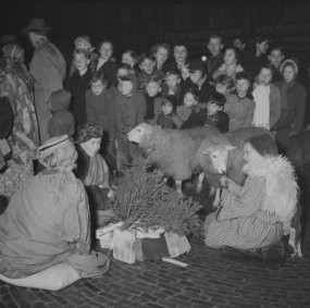 Levende kerststal in Oss, 1956; klik voor een groter beeld