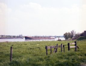 Vrachtschepen op de Maas