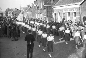 Zeeland, defilé voor de nieuwe burgemeester, 1958