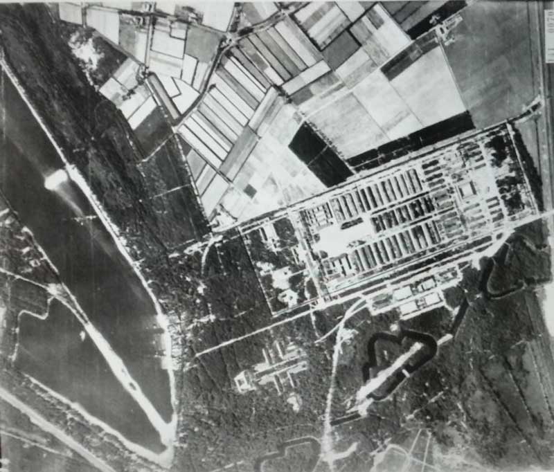 RAF luchtfoto van Kamp Vught, 19 sept. 1944. Rechtsboven Den Hoek 4 en 5