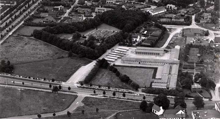 Barakken van het Merletcollege. Op de open plek links kwam de nieuwbouw, die in 1980 werd geopend (foto: Jan Waarma; © Riet Waarma, coll. BHIC)