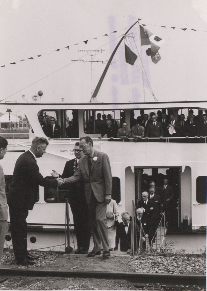 Prins Bernhard bij de Cuijkse havenfeesten in 1968