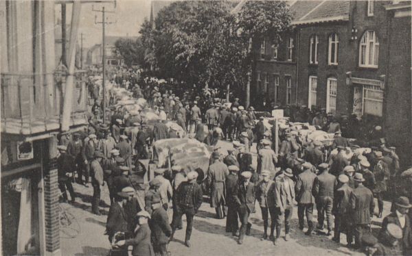 Veemarkt in de Grotestraat, ca. 1920