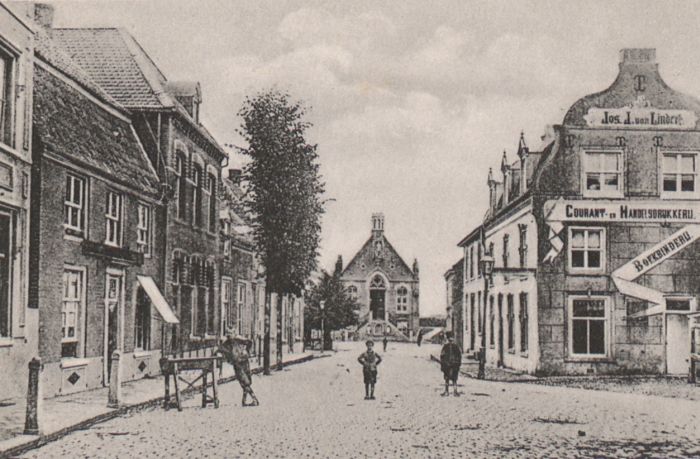 Het raadhuis met rechts op de voorgrond drukkerij Lindert, 1905 (J.W. Becker)