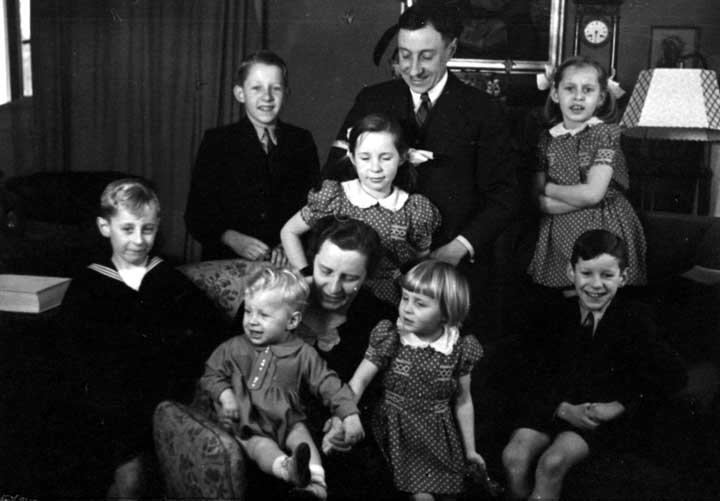Het gezin De Quay, eind jaren '30 of begin jaren '40. Bovenste rij, v.l.n.r.: Ruud, Mibeth, vader Jan, Lidwien. Tweede rij, v.l.n.r.: Cas, Jan, moeder Maria, Hanna en Rutger. (foto: © Pierre Weijnen. Bron: BHIC)