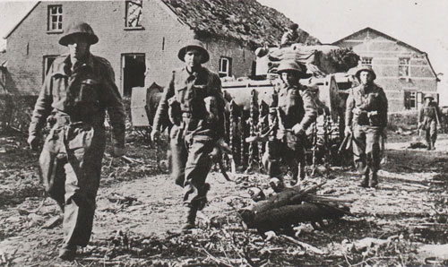 Overloon, 14 oktober 1944. Het dorp werd door de Duitsers afgeschermd met uitgestrekte mijnenvelden, welke de oprukkende Engelse Infanterie veel moeilijkheden gaven. Bij de 3e Britse Infanterie Divisie, welke tenslotte Overloon wist te bevrijden, was een afdeling Royal Engineers met flailtanks ingedeeld, welke tot taak hadden een weg door de mijnnvelden te maken voor de infanterie. Een afdeling flailtanks is naar voren geroepen naar de Venrayseweg. (Bron: coll. BHIC)
