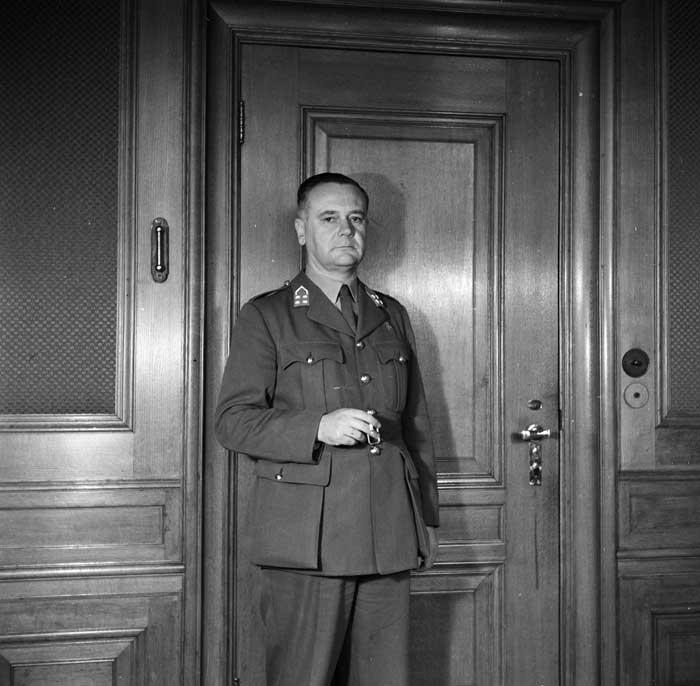 Generaal Kruls in zijn werkkamer, 1946 (foto: Willem v.d. Poll. Bron: Nationaal Archief, fotonr. 254-2256; publiek domein)