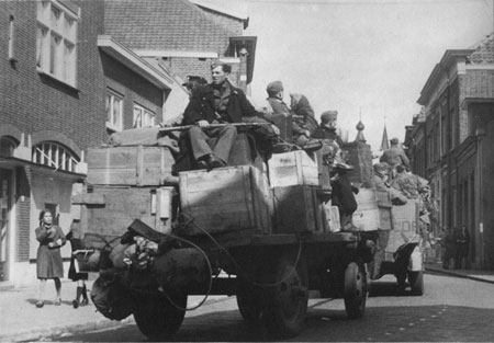 Oosterhout, 3 september 1944. Vanuit België vluchtende Duitse soldaten op een aanhangwagen. (Bron: coll. Streekarchief Langstraat Heusden Altena, id.nr. WAA40293)