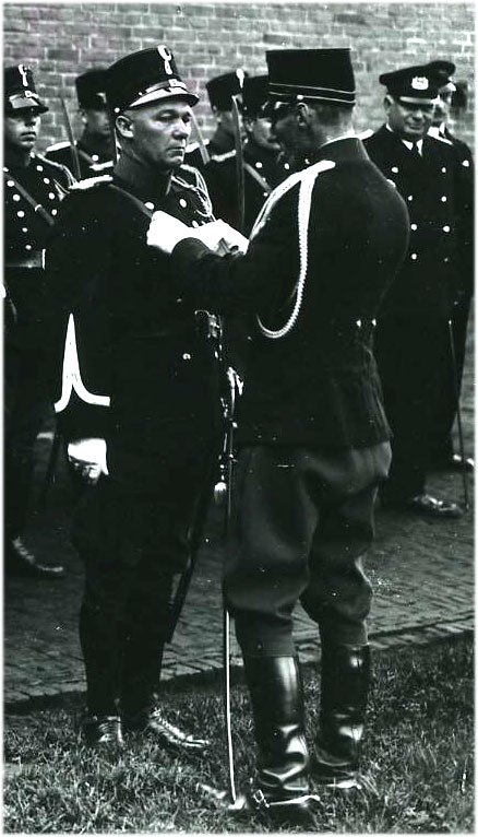 Opperwachtmeester Mintjes jubileert. Kapitein Bouwier speldt hem een zilveren medaille op, 1934 (foto: Fotopersbureau Het Zuiden. Bron: Stadsarchief Oss, fotonr. BCO010726)