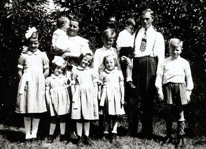 Vader en moeder Arts met hun acht (van de later elf) kinderen (foto: collectie T. Schel - Arts)