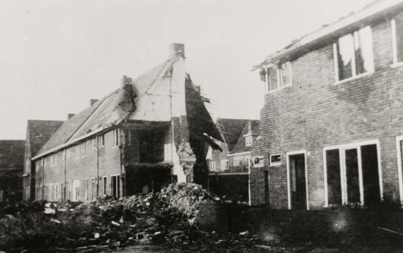 De verwoeste huizen Abeelenstraat 11, 13 en 15 (foto: Mej. Horsten. Bron: Erfgoed 's-Hertogenbosch, foto 0018028)