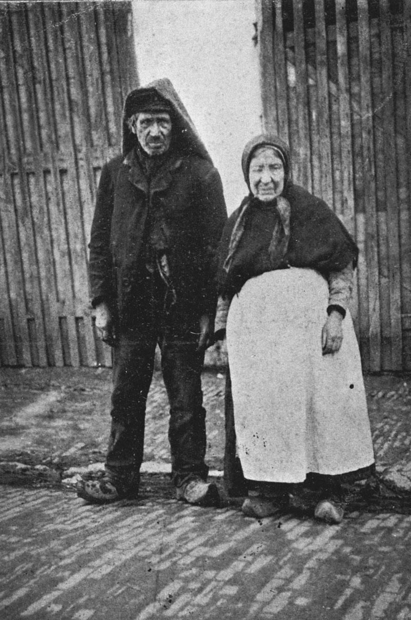 Jan Muller en zijn zus Mieke in Grave, c. 1910. De juten zak op het hoofd van Jan diende ter bescherming voor het kolenstof als hij met zakken kolen op zijn schouder sjouwde (foto: Jean Smeets. Bron: BHIC 1907-000750)
