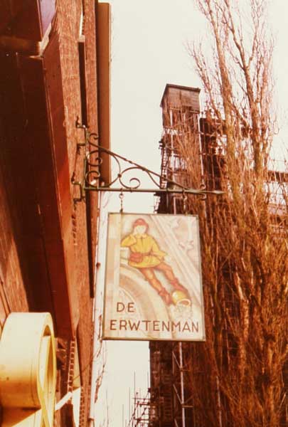 Uithangbord van 'De Erwtenman', c. 1970 (foto: J.A.M. Roelands. Bron: Erfgoed 's-Hertogenbosch, fotonr. 	0036964. CC0)