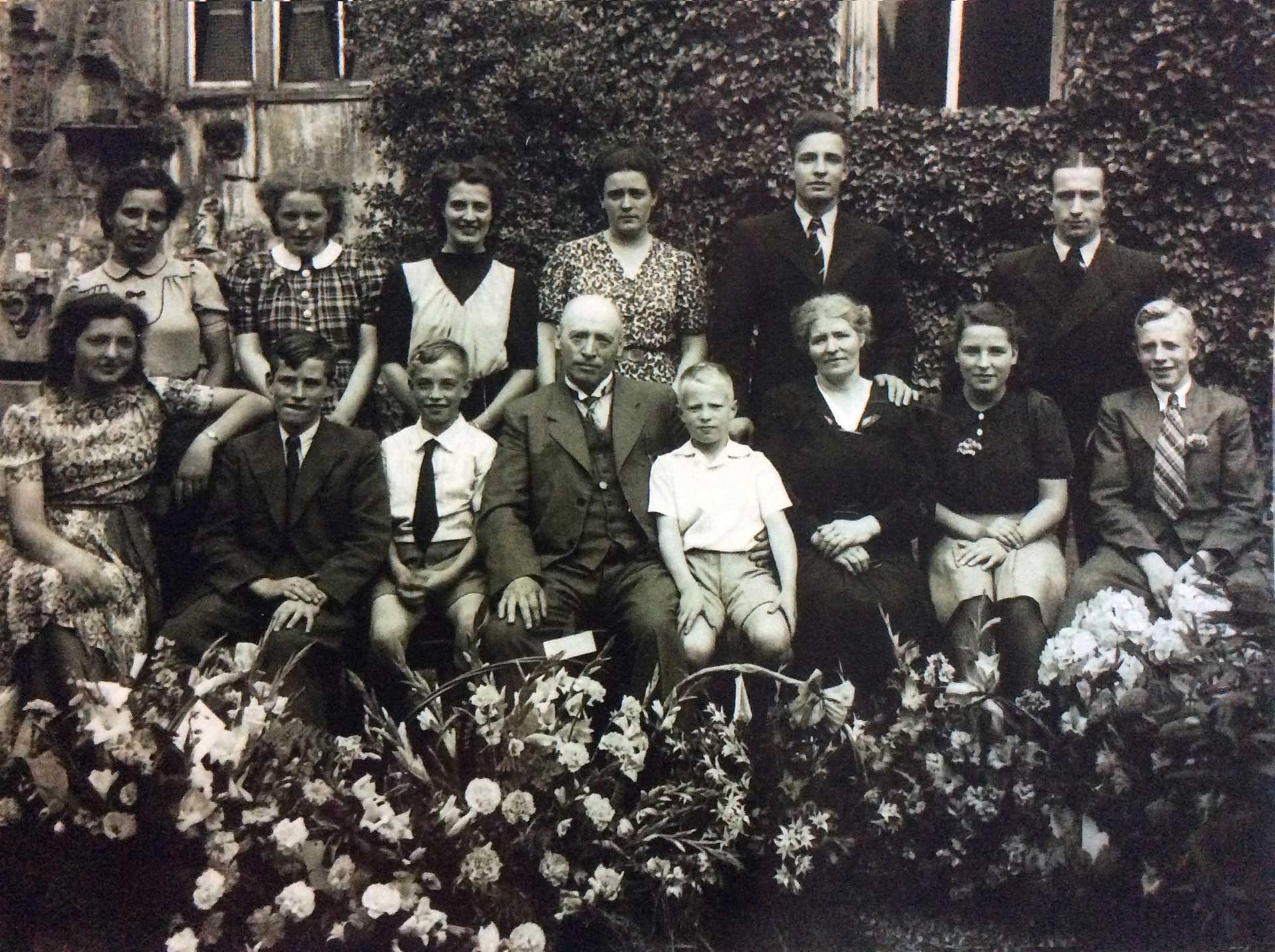 Het gezin Marcolina met hun 12 kinderen in 1941 - de ‘Zilveren Bruiloft’ in Sint Jacobstraat 13; Enrico heeft hand op schouder van zijn moeder